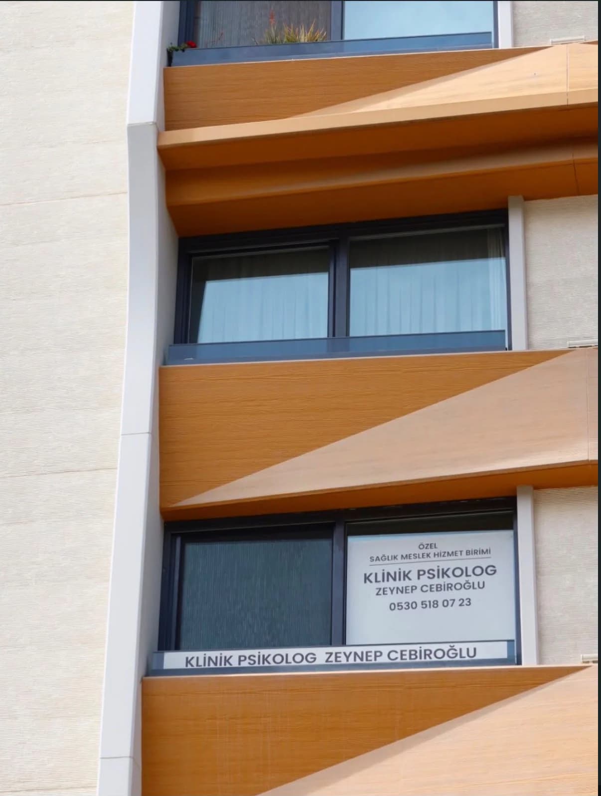 Muayenehanenin bulunduğu bina ve Klinik Psikolog Zeynep Cebiroğlu tabelası