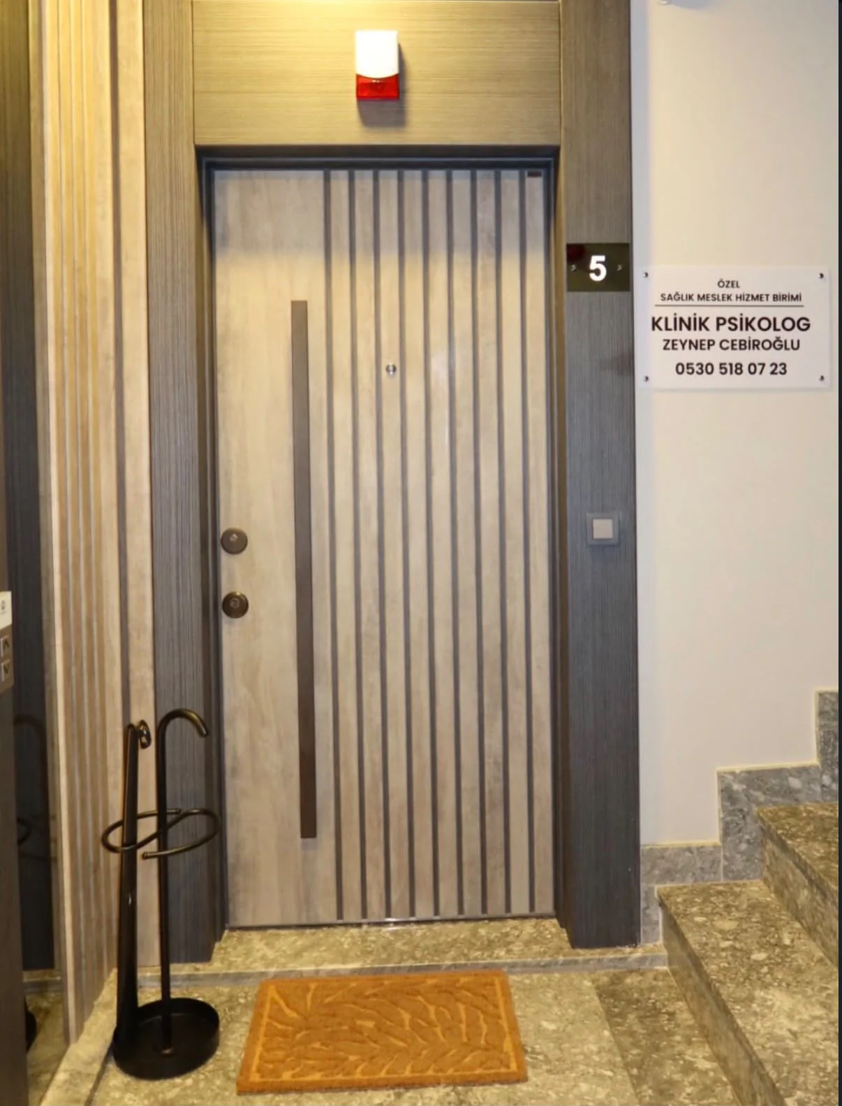 Muayenehane girişi, kapıdaki Klinik Psikolog Zeynep Cebiroğlu tabelası