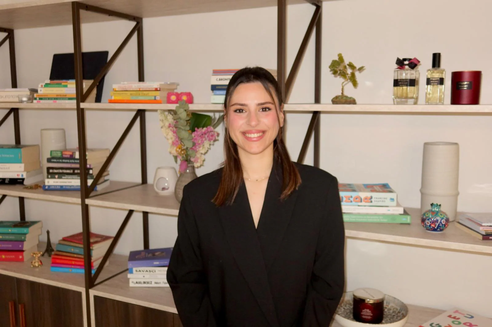 Klinik Psikolog Zeynep Cebiroğlu, kitaplıklı çalışma odasında